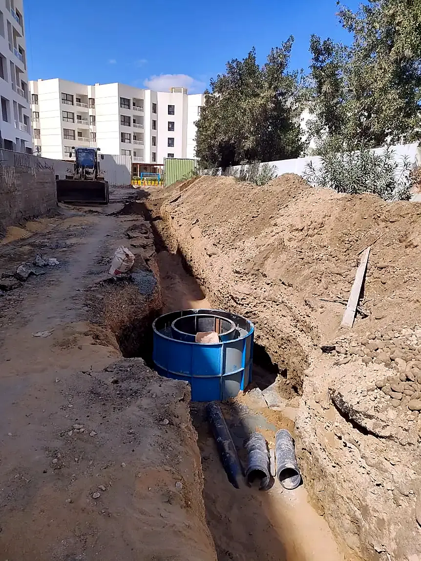 Manhole and gravity drainage trench